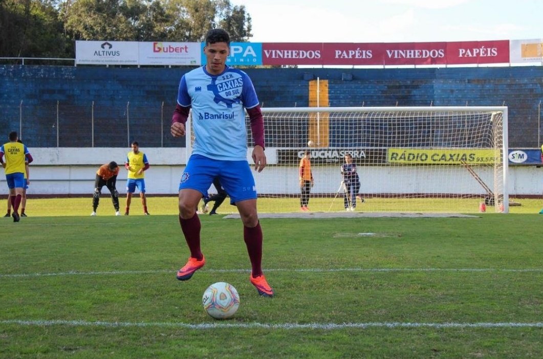 ⚽️ O Caxias tem mais dois reforços para a fase decisiva da Série C. O meia Mossoró subiu com o Inter-SM para a elite do Gauchão. Já o atacante Giovane Gomez volta após duas passagens e 11 gols marcados pelo grená. O último clube dele foi o São José. 📸 Vitor Soccol