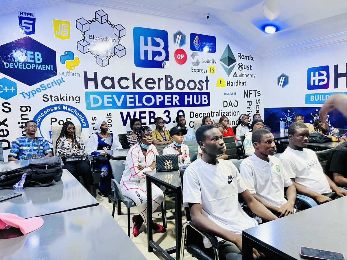 SharifIddr31325's tweet image. Great session today with 50 Computer Science students from Burkina Faso 🇧🇫 at @HackerBoost! 🚀

Shared ideas, future projects &amp;amp; some inspiring tech talk. The future looks bright. 🔥 #Tech #Innovation #HackerBoost #schoolthot