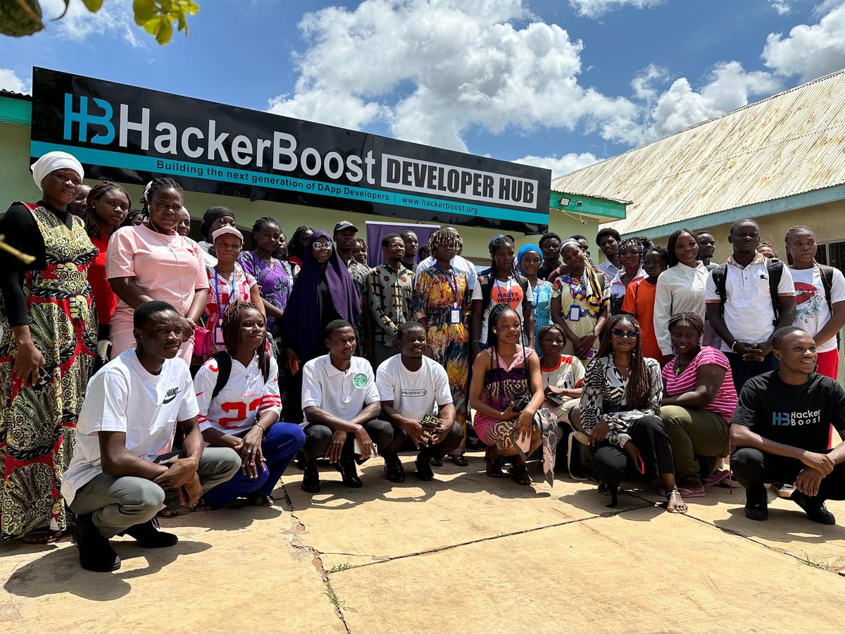 SharifIddr31325's tweet image. Great session today with 50 Computer Science students from Burkina Faso 🇧🇫 at @HackerBoost! 🚀

Shared ideas, future projects &amp;amp; some inspiring tech talk. The future looks bright. 🔥 #Tech #Innovation #HackerBoost #schoolthot