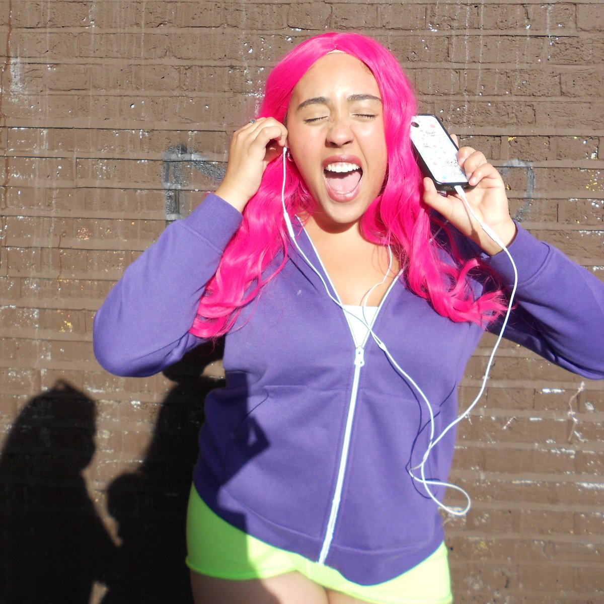 partygrl2003's tweet image. so i put my headphones on 🍀💎⭐️🩷☔️🎧 #addisonraelondon #addisonrae