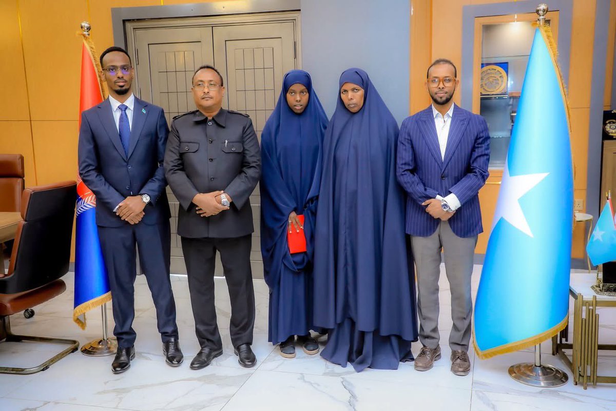 Guddoomiyaha G/Banaadir ahna Duqa Muqdisho, Dr. Xasan Maxamed Xuseen (Muungaab), ayaa kafaalo-qaad nololeed iyo taageero mustaqbalka waxbarasho ah ugu yaboohay Caa'isha Aadan Ugaas, oo ku guuleysatay kaalinta 1-aad ee imtixaanka Fasalka 12-aad Dugsiyada sare ee dalka Soomaaliya.