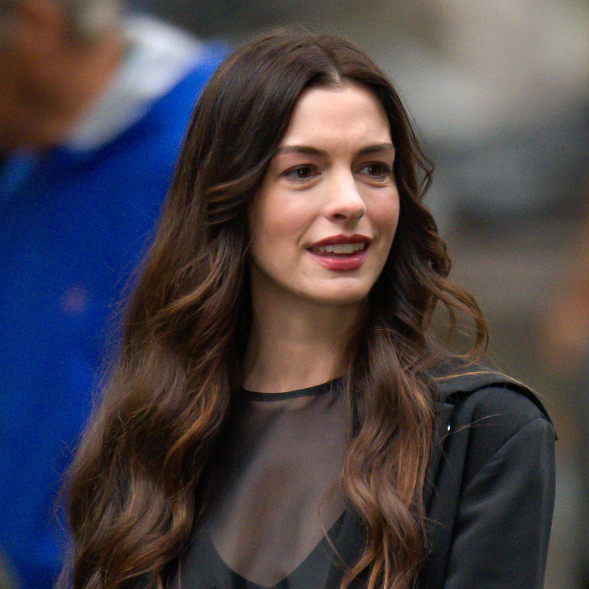 Anne Hathaway politely confronted paparazzi on #TheDevilWearsPrada2 set when child actors were present for filming.

“You guys have got to relax. There are children on set today. Does everyone know that there are children on set? So everyone is going to relax, and we’re going to