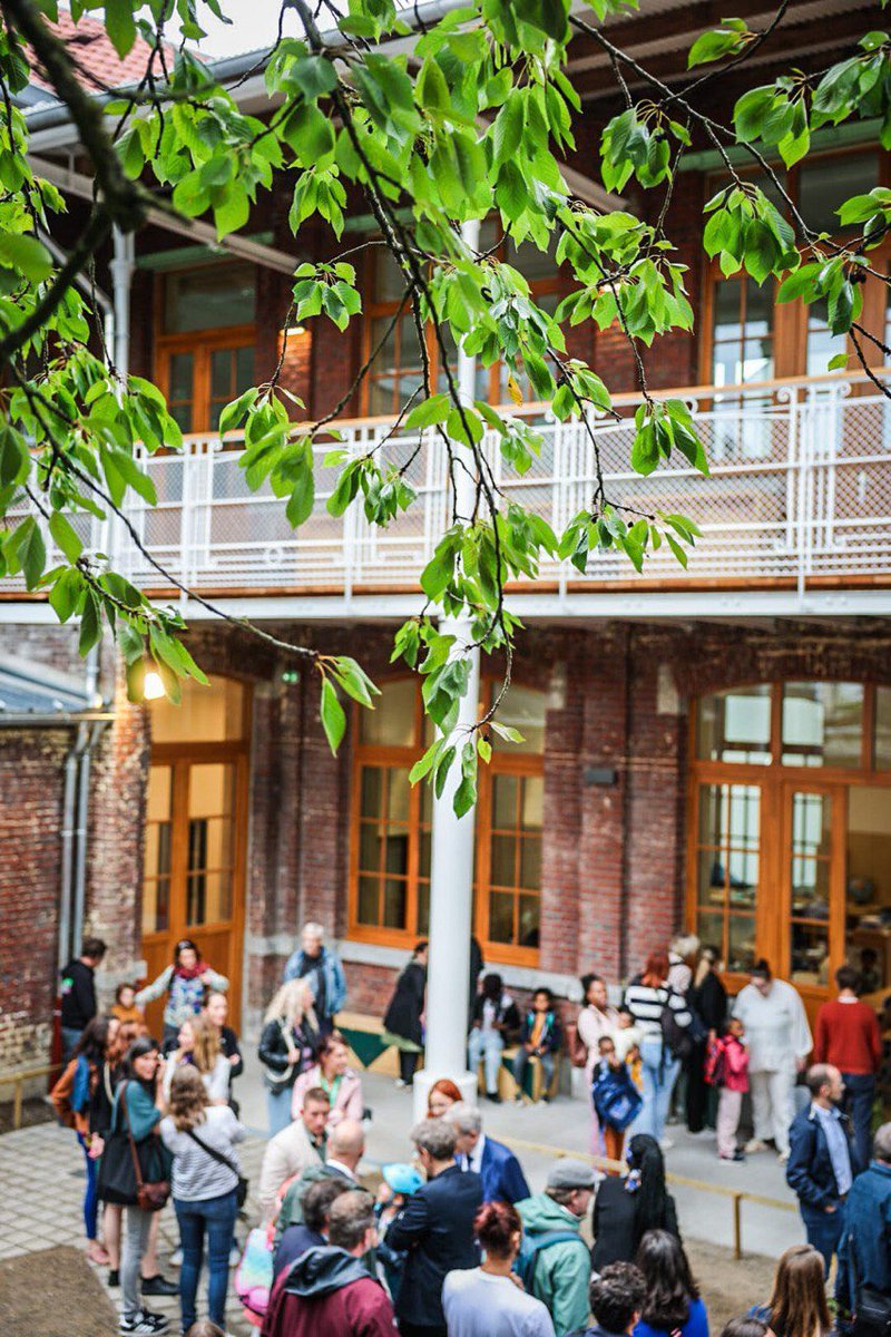 Avec le Maire de <a href="/lillefrance/">Ville de Lille</a> 
 <a href="/Ardeslandes/">Arnaud Deslandes</a>, nous inaugurons l’école Georges Sand. Plus d’1 M€ du fonds de concours écoles de la <a href="/MetropoleLille/">Métropole Européenne de Lille</a> : 6 classes, bâtiment accessible et des cours désimperméabilisées et végétalisées. Un investissement pour nos enfants et la planète.