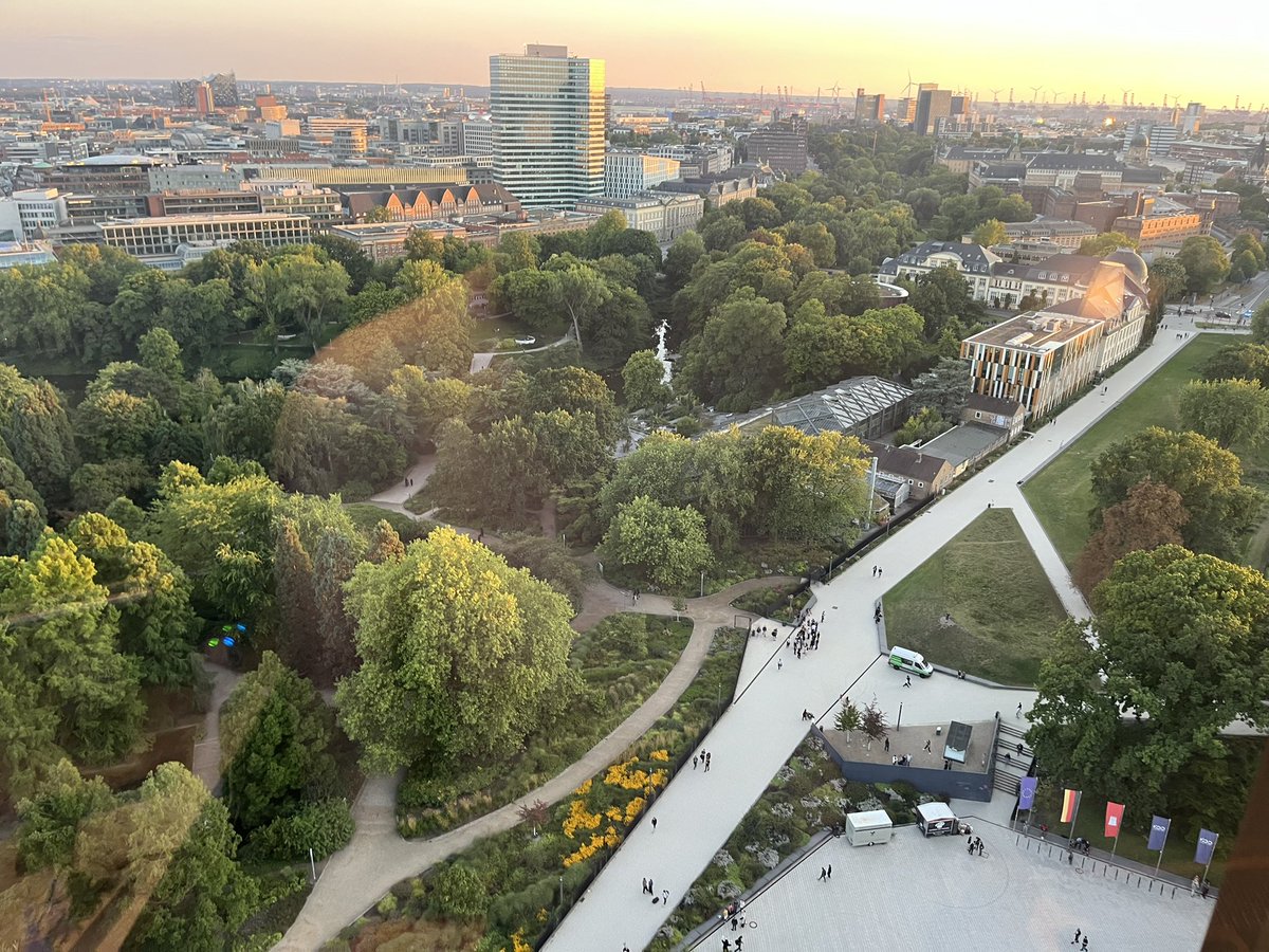 Hello from EF29! 🇩🇪 This is how a €408 per night room looks like! 😅

I’m Staff and in Radisson. Come say hi if you see a big bad wolf stomping around!

#EF29 #Eurofurence