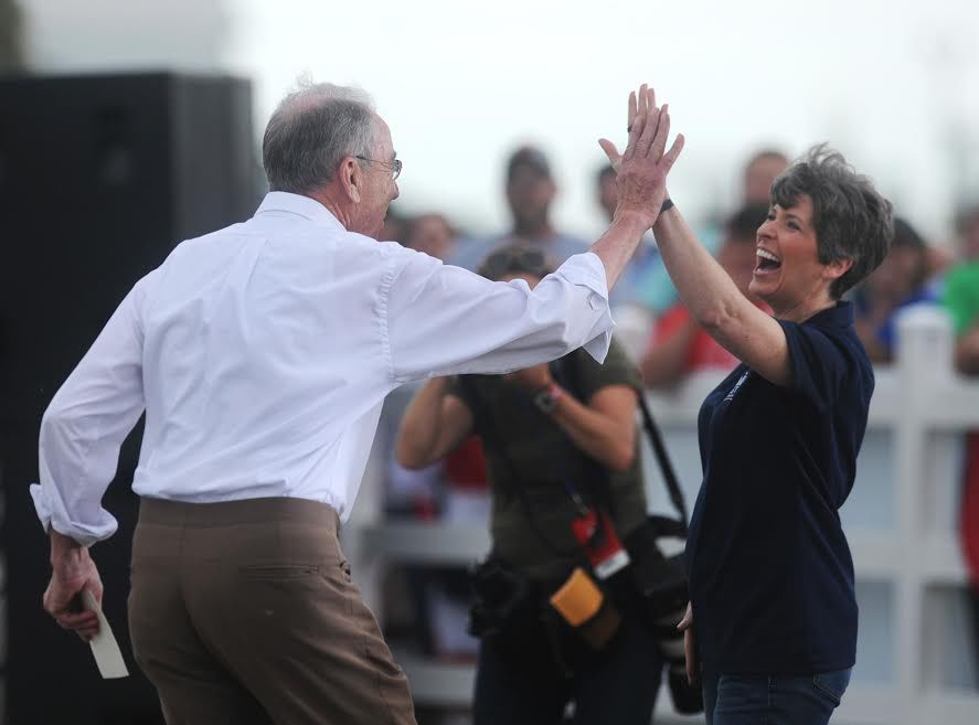 ChuckGrassley's tweet image. I love serving the ppl of Iowa w Joni Ernst

She made history as the Senate’s first female combat veteran +Iowa’s first woman elected to Congress #realhistorychannel 

I&apos;m honored to call her a friend