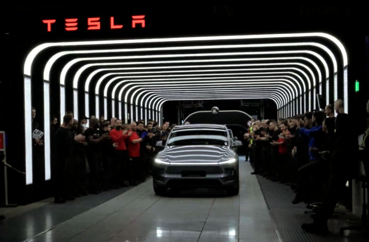 More than 60 apprentices and dual students start at GigaBerlin
Tesla is Brandenburg's largest training company.
Since 2022, Tesla has been offering training in 21 apprenticeship professions and 12 dual study programs. For the first time, this also includes plant firefighters.