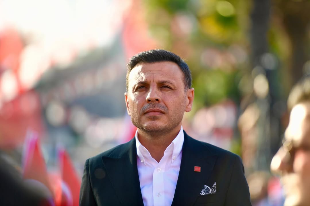 Saraylar Saltanatlar Çöker 
Kan Susar susar bir gün
Zulüm biter bir gün biter
Menekşeler de açılır 

Açılır üstümüzde 
Leylaklar da güler
Güler bir gün üstümüzde
Leylaklar da güler

Bugünlerden geriye 
Bir yarına gidenler kalır 
Bir de yarınlar için 
Direnenler kalır
✌🏻✌🏻✌🏻