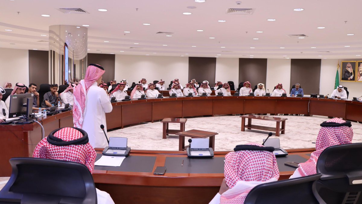 abhachamber's tweet photo. 📈 #الحوكمة_و_المخاطر

نظم فرع #غرفة_أبها بخميس مشيط بالتعاون مع
 بلدية محافظة خميس مشيط فعالية  
 "الحوكمة وإدارة المخاطر والامتثال" 
 
قدمها أ. نايف آل مسعود 
مدير مركز أبها للقانون بـ #غرفة_أبها 

تضمنت الفعالية على عدة محاور منها تعريف الحوكمة وكيفية إدارة المخاطر في الاستدامة مع توضيح تعريف الامتثال واهميته بالنسبة للمشاريع

@KHM_SA
#غرفة_أبها
#هنا_تصنع_الفرص
#صيف_عسير
#عسير_تبتكر