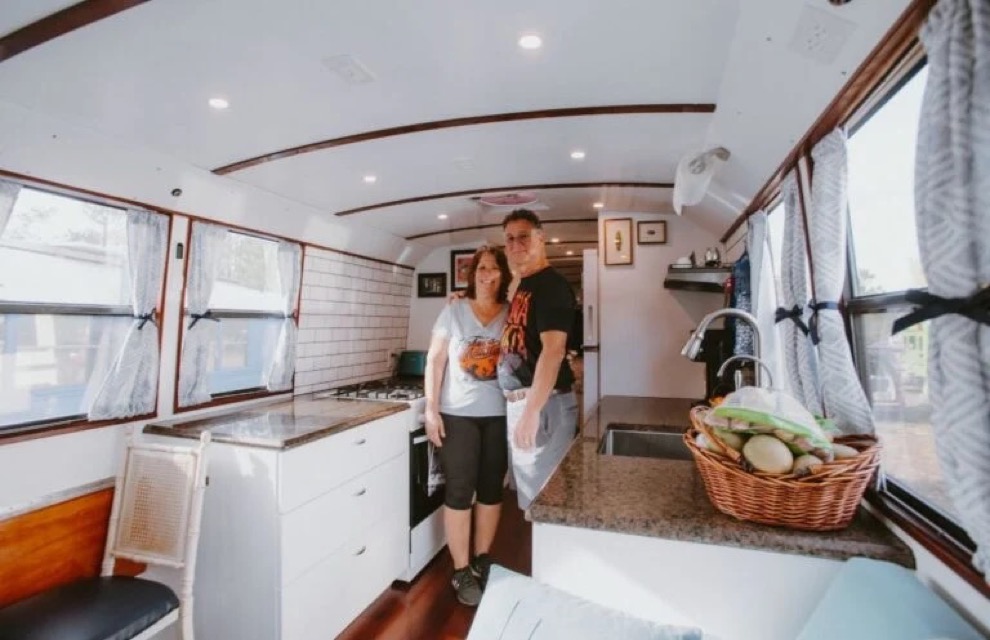 Ready for an adventurous retirement? Steve &amp; Barbara transformed a 2007 Thomas C2 Skoolie into their dream home on wheels! 🚌💪 With only 30K miles, this bus conversion is a masterpiece. Curious how they did it? Dive in here: tinyhousetalk.com/retirement-in-…