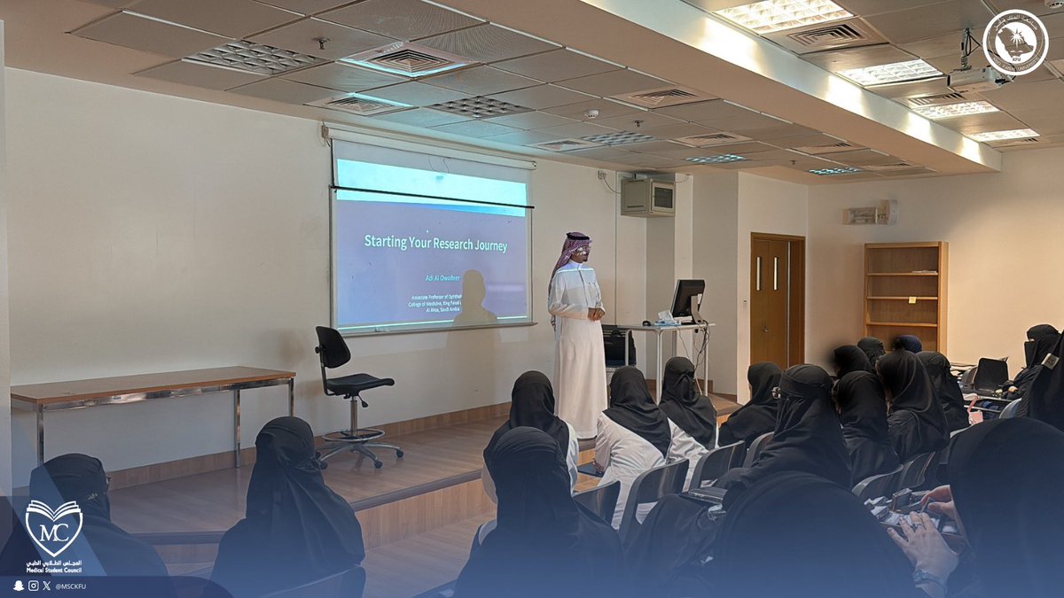 MSCKFU's tweet photo. أقام نادي Sail البحثي أولى ورشه لهذا العام، بعنوان:

Starting Your Research Journey

وبتقديم د. عدي العويفير

قدّمت الورشة للطلبة أساسيات البحث العلمي وأبرزت دوره في بناء المعرفة وخدمة المجتمع، لتكون بداية طريق نحو مسيرة بحثية واعية. 📄✨