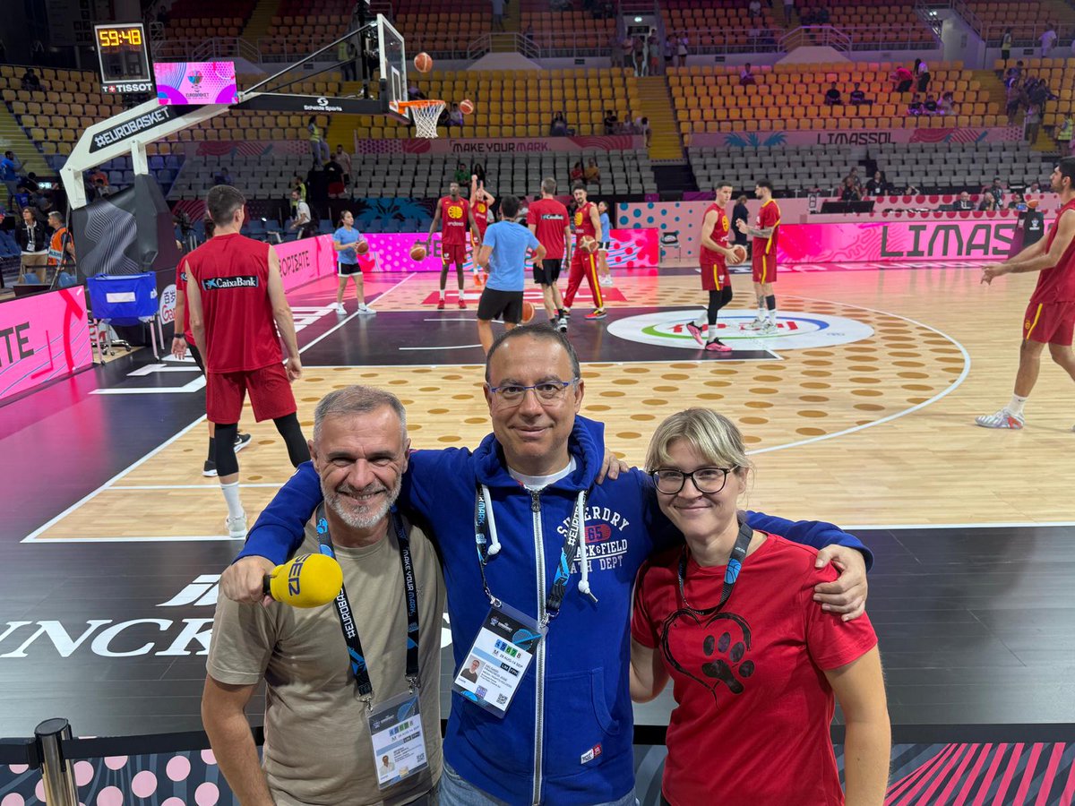 Carrusel Deportivo (@carrusel) on Twitter photo 🏀📻#EuroBasket EN DIRECTO‼
🏟 Spyros Kyprianou
🇪🇸 ESPAÑA - ITALIA 🇮🇹
🗣 Narra <a href="/PacojoSER/">Pacojo</a>
🎤 Inalámbrico <a href="/martacasas/">Marta Casas</a>
🎙 Dirige <a href="/garridocarrusel/">Dani Garrido</a>
👥 Con <a href="/JmCalderon/">José Manuel Calderón</a> <a href="/sdominguez6/">Silvia Dominguez</a> <a href="/jotacuspi/">Jota Cuspinera</a> <a href="/rgonzalez8_/">Rodrigo González</a>
🔌 Tec JM Sendra
🔴EN VIVO youtube.com/live/bxzAPS8pE… 🏀📻#EuroBasket EN DIRECTO‼
🏟 Spyros Kyprianou
🇪🇸 ESPAÑA - ITALIA 🇮🇹
🗣 Narra <a href="/PacojoSER/">Pacojo</a>
🎤 Inalámbrico <a href="/martacasas/">Marta Casas</a>
🎙 Dirige <a href="/garridocarrusel/">Dani Garrido</a>
👥 Con <a href="/JmCalderon/">José Manuel Calderón</a> <a href="/sdominguez6/">Silvia Dominguez</a> <a href="/jotacuspi/">Jota Cuspinera</a> <a href="/rgonzalez8_/">Rodrigo González</a>
🔌 Tec JM Sendra
🔴EN VIVO youtube.com/live/bxzAPS8pE…