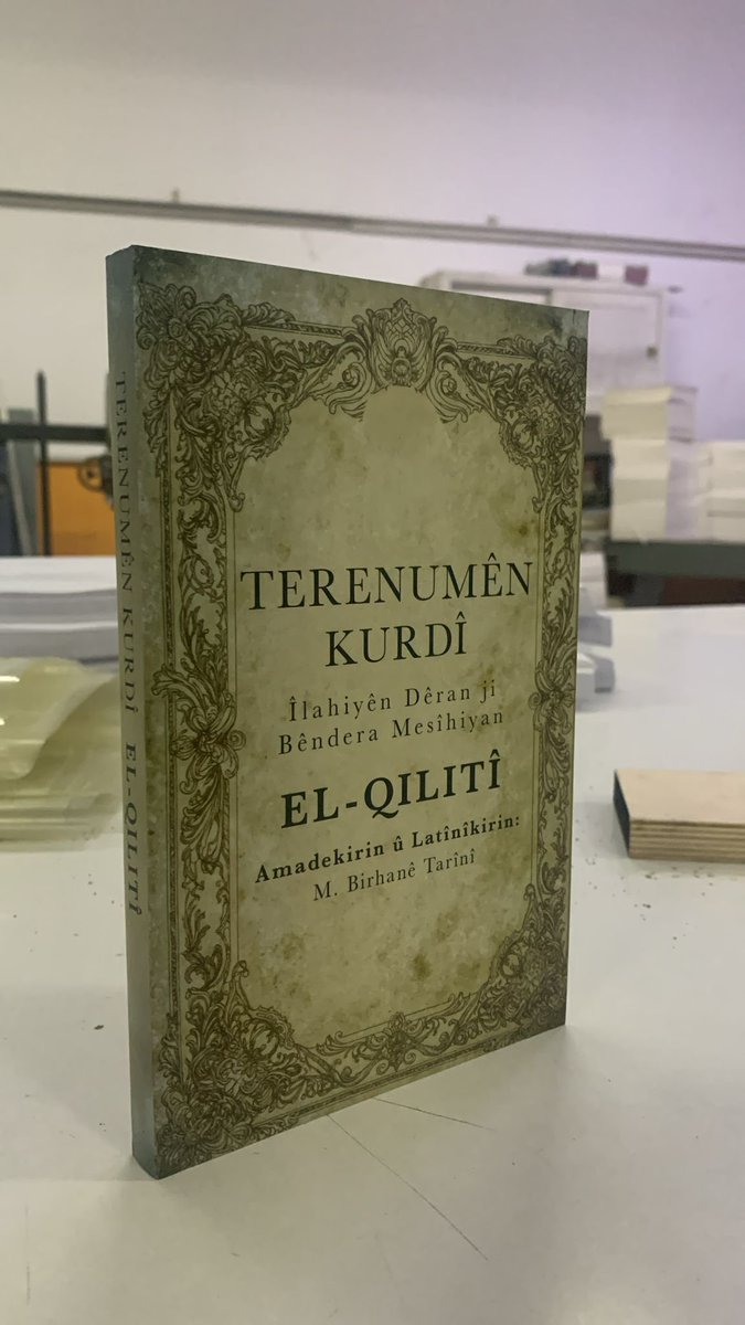 DERKET:
Êdî dem dema xwendin û nirxandina we ye. 
Terenumên dêr û mesîhîyan êdî bi zimanê kurdî wê olan bide li nav #Suryanî, #Aşûrî û #Hıristiyanan de.
Xav bû me keland, pijand û raxist ser sifreya Mezopotamya.
Ev Kitêb bo Akademîsyen, lêkoler û bestekaran e.
#christian
#Mardin