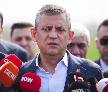 Devleti tanımaz.
Milleti tanımaz.
Mahkeme kararını tanımaz.
Asker tanımaz, polis tanımaz.
Siyasi terbiye bilmez.

Türkiye’nin;
Dış politikasını tanımaz.
Milli güvenliğini tanımaz.
Haritasını bile tanımaz.

Türkiye’ye;
Yunanistan kadar kıymet vermez.
Almanya, İngiltere kadar