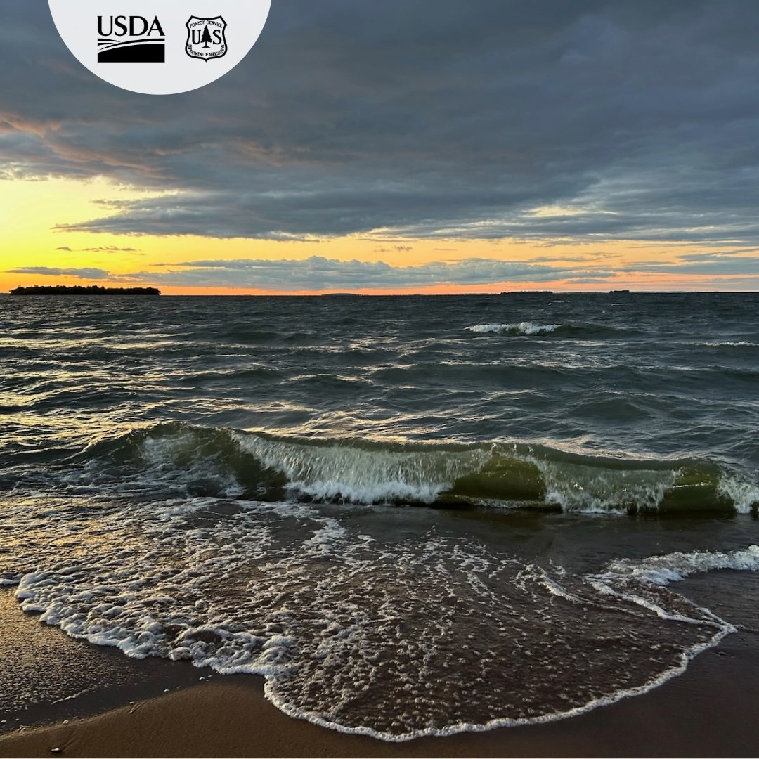 The #ChippewaNF first #fallcolors report of 2025! This photo was taken on the shores of Leech Lake. To plan your visit to the Chippewa click here: fs.usda.gov/r09/chippewa
fs.usda.gov/r09/forests-gr…

📷: Fall sunset on the shores of Leech Lake.  Courtesy photo by M. Nordeen
