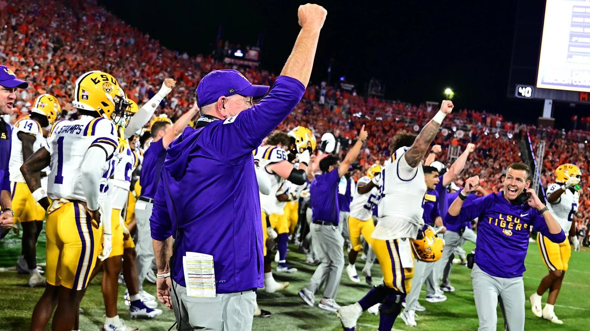 znagy20's tweet image. News: #LSU has moved up to the No. 3 team in America after taking down Clemson in Week 1.

Brian Kelly and Co. jump up six spots to overtake the Georgia Bulldogs, Oregon Ducks, etc.

It’s the highest ranking for the program since the 2019 season.

Here come the Tigers…