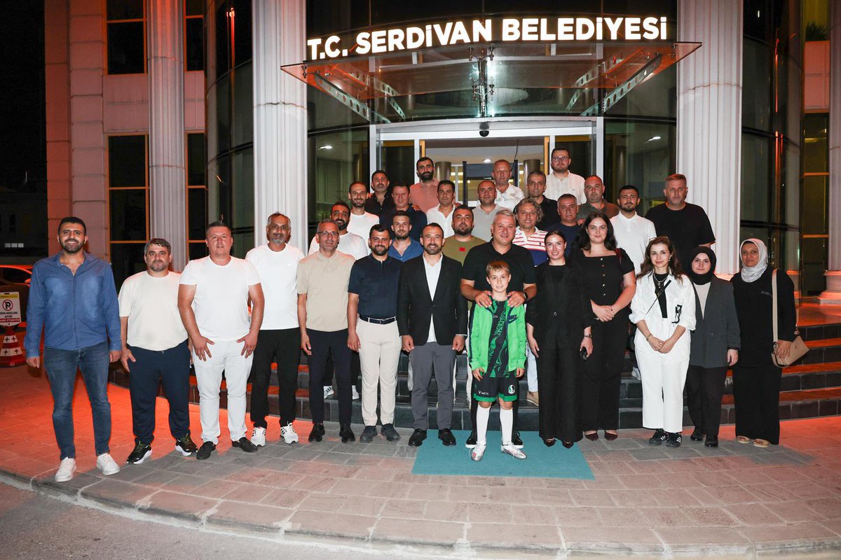 🎉 Belediye Başkanımız Osman Çelik’in doğum gününü Kadın Kolları Başkanımız,Gençlik Kolları Başkanımız ve yönetim kurulumuzla birlikte kutladık.

👏 Başkanımıza yeni yaşında sağlık, huzur ve başarı diliyoruz.
Nice yıllara Başkanım! 🎂