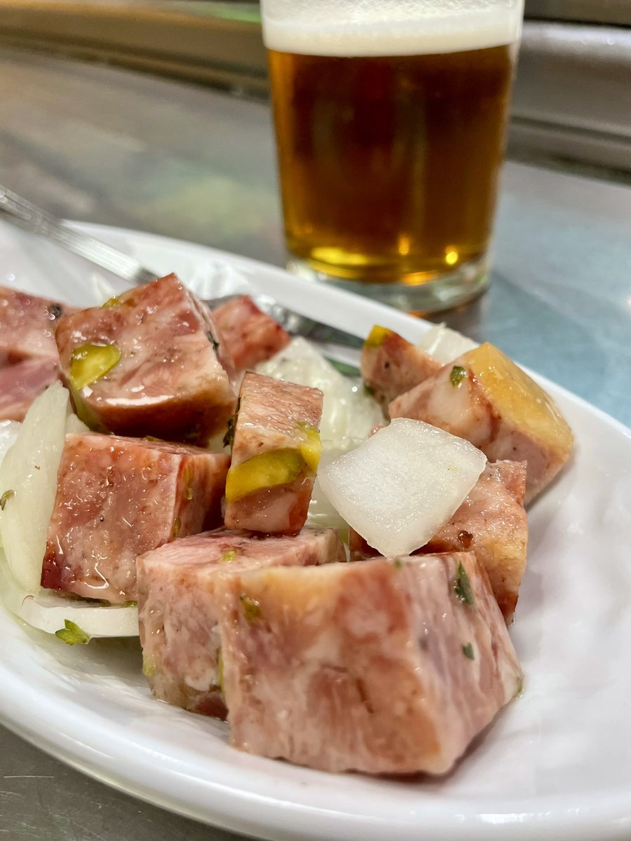 Hoy sin tiempo ni para comer…

Toca parada rápida, en mi nuevo bar de confianza, para caña fría y tacos de cabeza de jabalí con pistachos  y una ligera vinagreta.

Que ayer me pusieron dientes largos <a href="/fernandohelado/">fernando saenz 🍦</a> <a href="/futurobloguero/">𝐏𝐚𝐜𝐨 𝐁𝐞𝐜𝐞𝐫𝐫𝐨 (𝐏𝐚𝐤𝐮𝐬)</a> y <a href="/ldepazd/">Luis de Paz Dávila</a> 

Manjar!