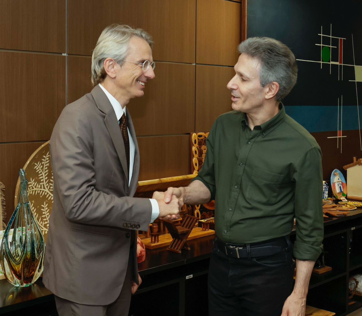 🇫🇷🤝🇧🇷 Encontro em BH com o governador <a href="/RomeuZema/">Romeu Zema</a> para fortalecer a cooperação em cultura, clima, inovação e educação.
🎨 A agenda incluiu visitas a instituições culturais que recebem a Temporada França-Brasil 2025.