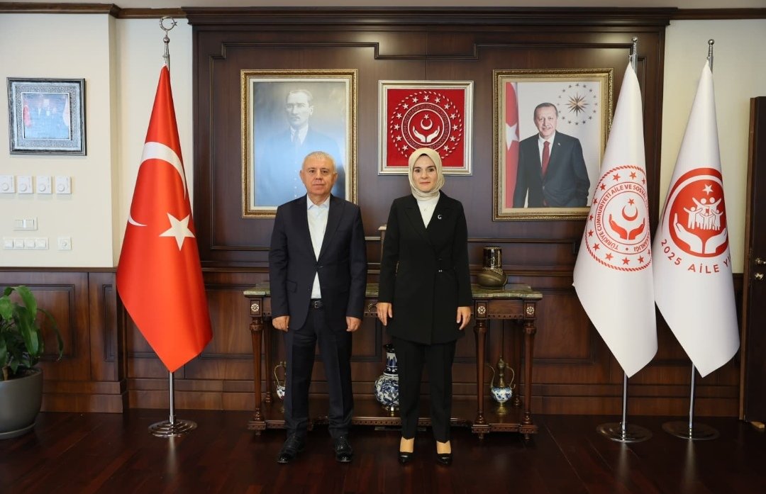 muharremsemsiye's tweet photo. Sosyal yardımlaşma ve dayanışma vakfı çalışanları kadar SYDV'yi tanıyan mucale etmenin zirvesini bize yaşatan büyük başkan @alemdareyup ay Teşekkürlerimizi sunarız.
@alemdareyup @KOOPISSENDIKASI
@NecdetDurak
#EmeğinBaşkanıEyüpAlemdar https://t.co/AfNhYtS5oG
