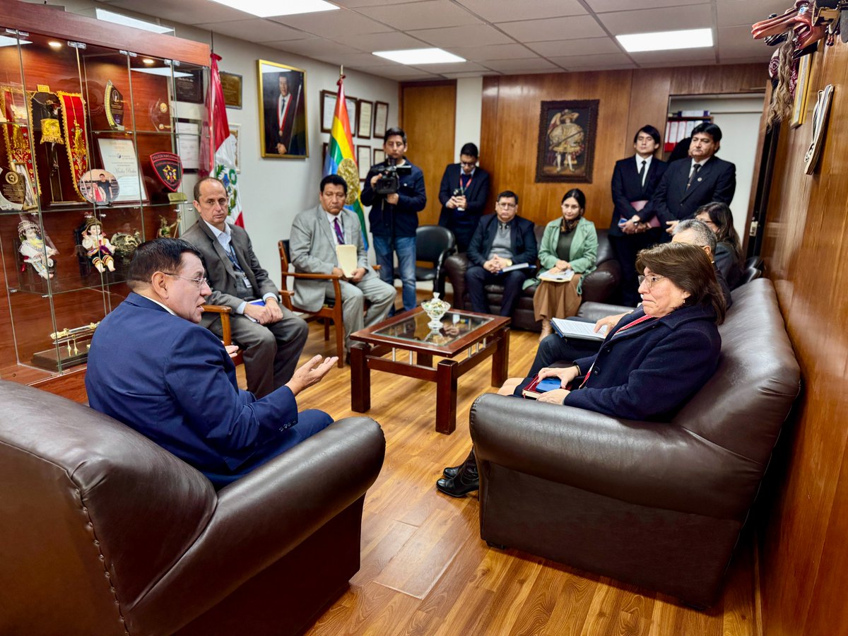 El presidente de la Comisión, @alejandrosoto, sostuvo una reunión con la fiscal de la Nación, Delia Espinoza, quien manifestó su preocupación por la reducción presupuestal asignada a <a href="/FiscaliaPeru/">Ministerio Público</a> para el año fiscal 2026, por más de 200 millones de soles.