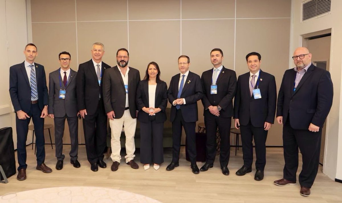 Vahid Bahman وحید بهمن (@vahid__bahman) on Twitter photo این اتفاق و خبر بسیار مهم است و نباید با پرداختن به اخبار بیاهمیت به حاشیه برود
تیم شاهزاده رضا پهلوی با رئیسجمهور و وزیران مهم اسراییل دیدار میکنند و درباره پیمان کوروش و آینده ایران و منطقه رایزنی میکنند.
ملت ایران و شاهزاده رضا پهلوی و تیمشان آماده سرنگونی کامل ج.ا این اتفاق و خبر بسیار مهم است و نباید با پرداختن به اخبار بیاهمیت به حاشیه برود
تیم شاهزاده رضا پهلوی با رئیسجمهور و وزیران مهم اسراییل دیدار میکنند و درباره پیمان کوروش و آینده ایران و منطقه رایزنی میکنند.
ملت ایران و شاهزاده رضا پهلوی و تیمشان آماده سرنگونی کامل ج.ا