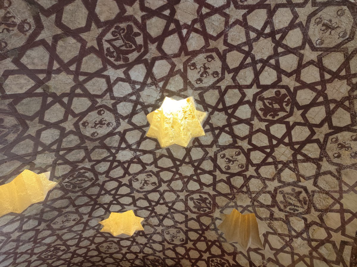 No os dejéis engañar por su sobriedad exterior

Estas son algunas de las maravillas que pueden verse en el interior del Real Monasterio de Santa Clara de Tordesillas, provincia de Valladolid (Patrimonio Nacional): patio, iglesia con su espectacular artesonado, los baños árabes...