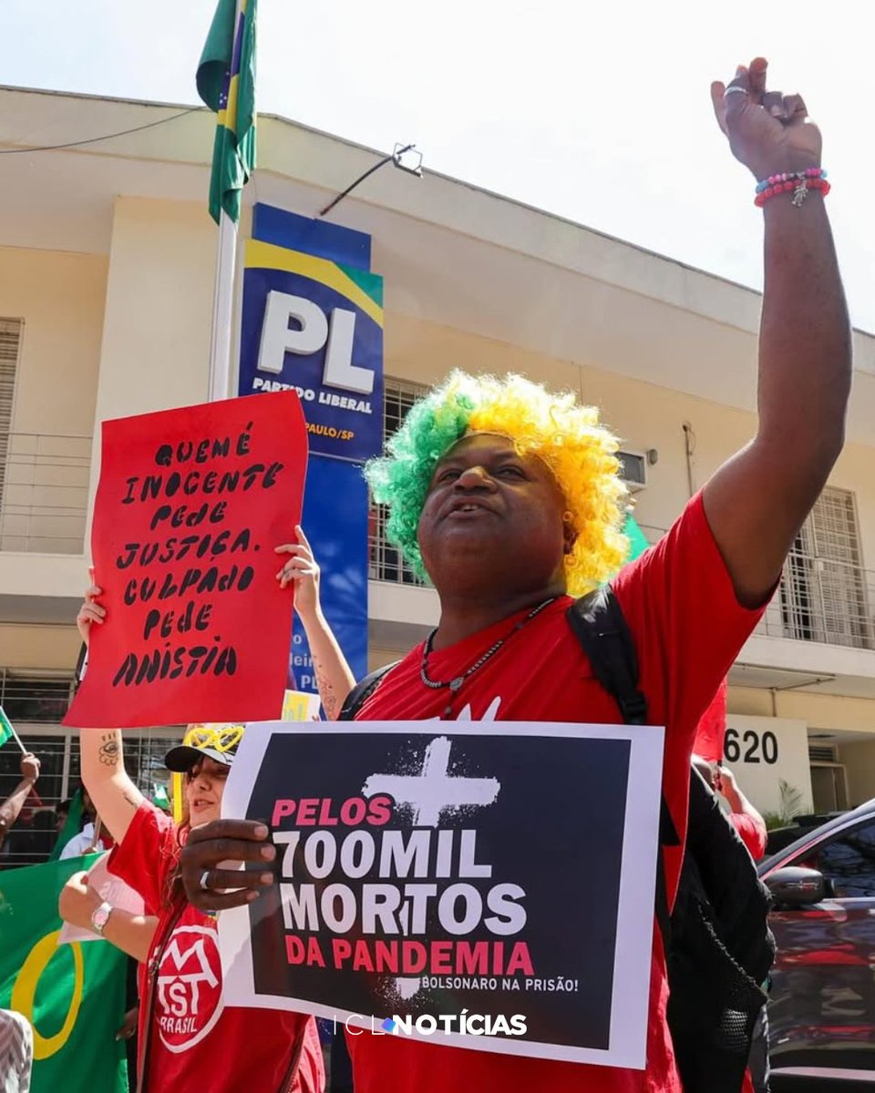ICLNoticias's tweet image. Manifestantes do Movimento dos Trabalhadores Sem Teto (MTST) e da Frente Povo Sem Medo protestam a favor da prisão de Jair Bolsonaro e dos outros réus, em frente ao condomínio do ex-presidente e à sede do Partido Liberal (PL), ambos em Brasília.