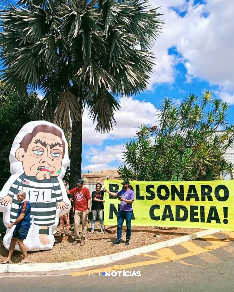 ICLNoticias's tweet image. Manifestantes do Movimento dos Trabalhadores Sem Teto (MTST) e da Frente Povo Sem Medo protestam a favor da prisão de Jair Bolsonaro e dos outros réus, em frente ao condomínio do ex-presidente e à sede do Partido Liberal (PL), ambos em Brasília.