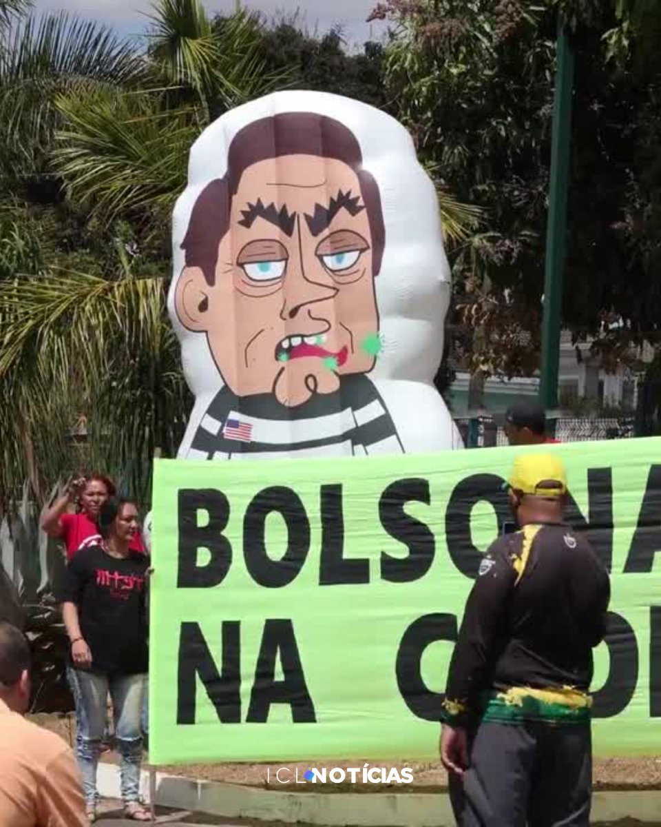 ICLNoticias's tweet image. Manifestantes do Movimento dos Trabalhadores Sem Teto (MTST) e da Frente Povo Sem Medo protestam a favor da prisão de Jair Bolsonaro e dos outros réus, em frente ao condomínio do ex-presidente e à sede do Partido Liberal (PL), ambos em Brasília.