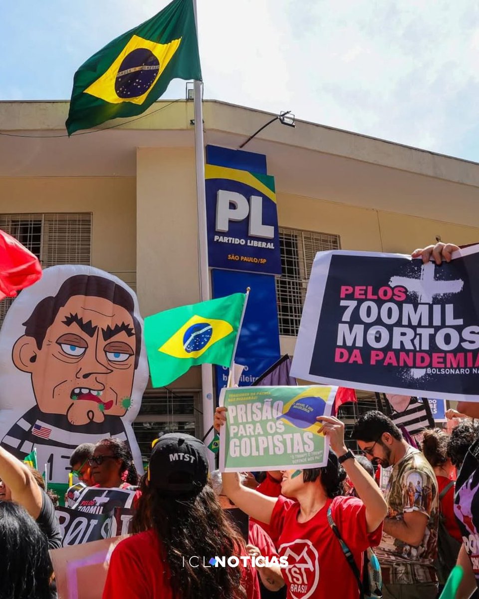 ICLNoticias's tweet image. Manifestantes do Movimento dos Trabalhadores Sem Teto (MTST) e da Frente Povo Sem Medo protestam a favor da prisão de Jair Bolsonaro e dos outros réus, em frente ao condomínio do ex-presidente e à sede do Partido Liberal (PL), ambos em Brasília.