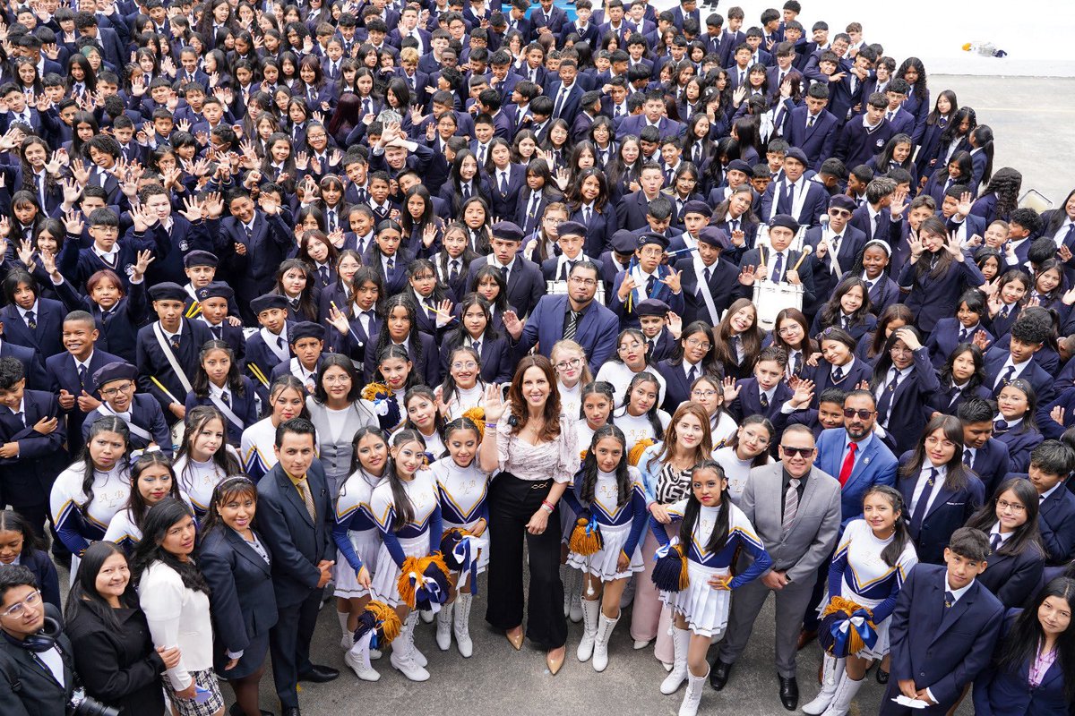 [QUITO]🎒📚 Desde la Unidad Educativa Alfonso Laso Bermeo, más de 800 estudiantes de Básica Superior y Bachillerato regresan con entusiasmo para iniciar un nuevo año lectivo lleno de sueños y oportunidades.

Nos sumamos a los 1.7 millones de estudiantes y 99 mil docentes que, en
