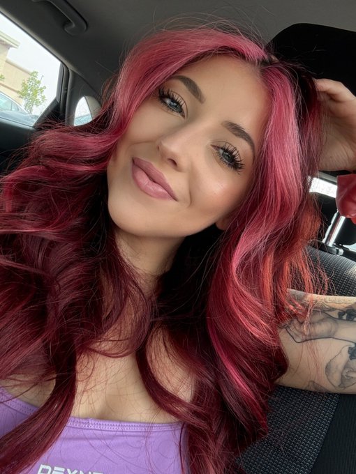 Watch QueenSylvieMarie's leaked NSFW photo on TwXstars