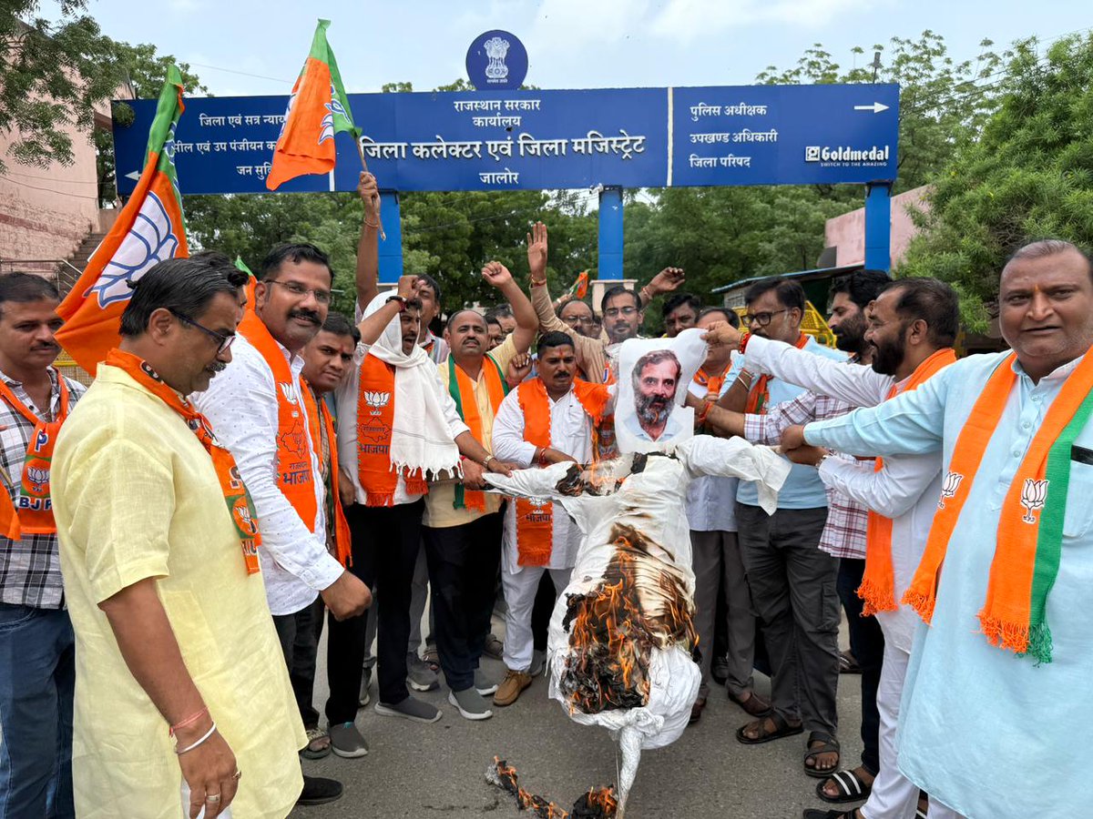 gssjalore's tweet image. माँ का अपमान बर्दाश्त नहीं करेगा हिंदुस्तान।
कांग्रेस-आरजेडी मंच से PM श्री @narendramodi जी की माता जी पर अमर्यादित टिप्पणी के विरोध में आज #जालोर में राहुल गांधी का पुतला दहन हुआ।
राहुल गांधी व तेजस्वी यादव को तुरंत राष्ट्र से क्षमा माँगनी चाहिए।
#BJP4Jalore #gssjalore