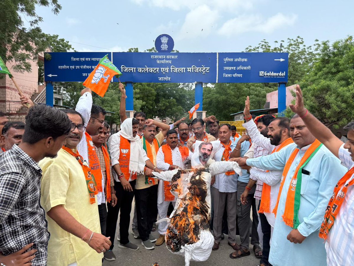 gssjalore's tweet image. माँ का अपमान बर्दाश्त नहीं करेगा हिंदुस्तान।
कांग्रेस-आरजेडी मंच से PM श्री @narendramodi जी की माता जी पर अमर्यादित टिप्पणी के विरोध में आज #जालोर में राहुल गांधी का पुतला दहन हुआ।
राहुल गांधी व तेजस्वी यादव को तुरंत राष्ट्र से क्षमा माँगनी चाहिए।
#BJP4Jalore #gssjalore