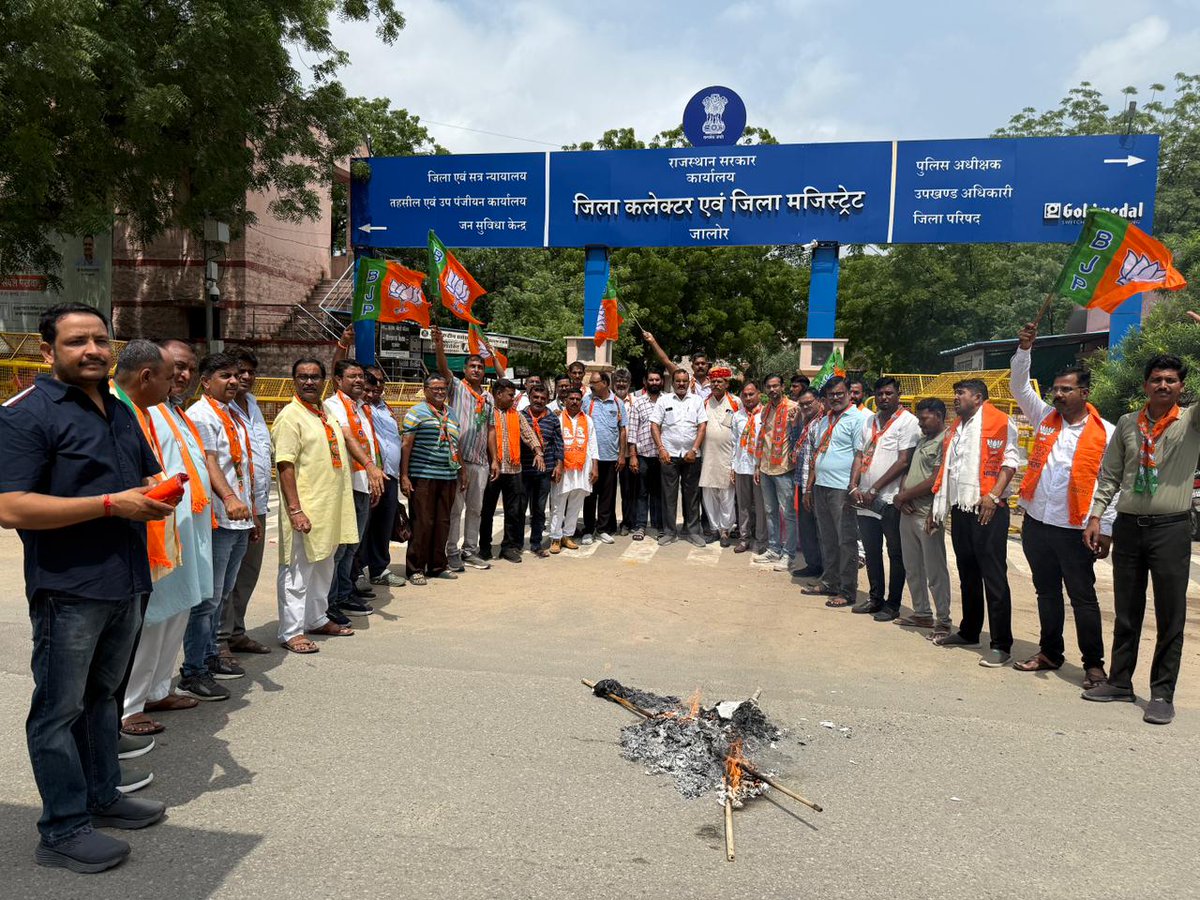 gssjalore's tweet image. माँ का अपमान बर्दाश्त नहीं करेगा हिंदुस्तान।
कांग्रेस-आरजेडी मंच से PM श्री @narendramodi जी की माता जी पर अमर्यादित टिप्पणी के विरोध में आज #जालोर में राहुल गांधी का पुतला दहन हुआ।
राहुल गांधी व तेजस्वी यादव को तुरंत राष्ट्र से क्षमा माँगनी चाहिए।
#BJP4Jalore #gssjalore