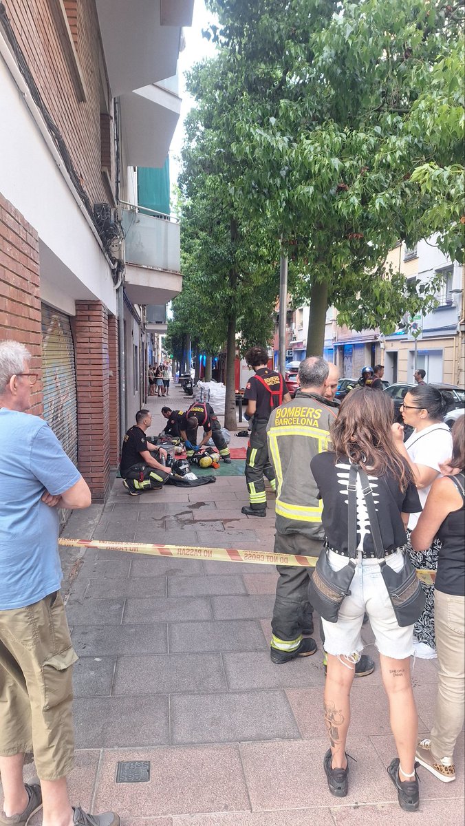 Se incendia un patinete en un piso de la calle Boada 34 que provoca el desalojo de todo el edificio y la intervención de los bomberos.

Espero que no haya heridos.
#NouBarris