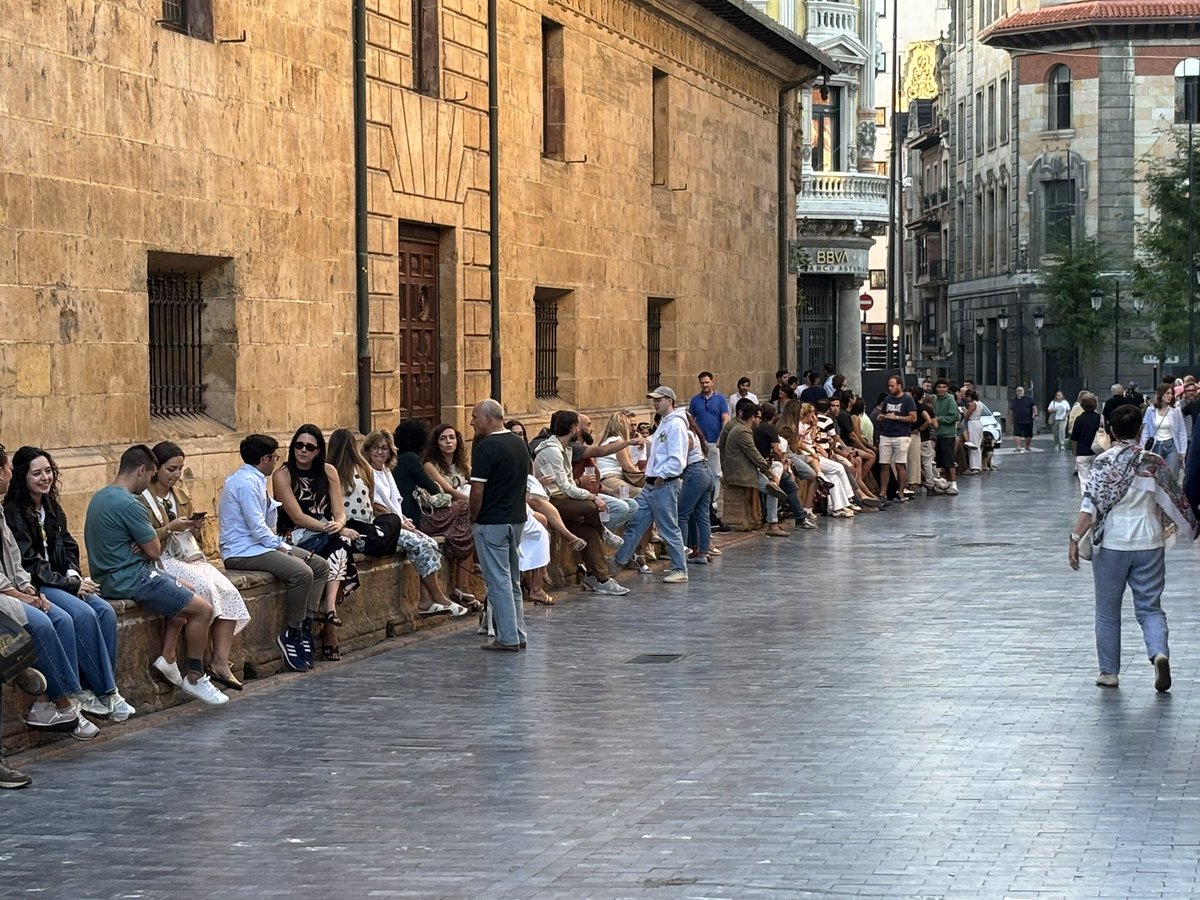 Oviedo, en plena calle. Porque beber cerveza con los amigos no debe encorsetarse a una mesa. Ay, Sevilla, te han secuestrado con normas absurdas.