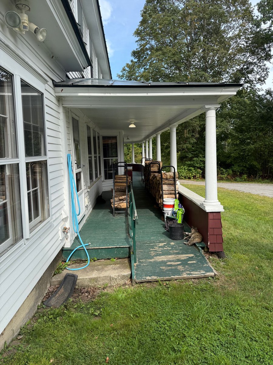 Morgan Gold (@goldshawfarm) on Twitter photo Porch security: in sleep mode Porch security: in sleep mode