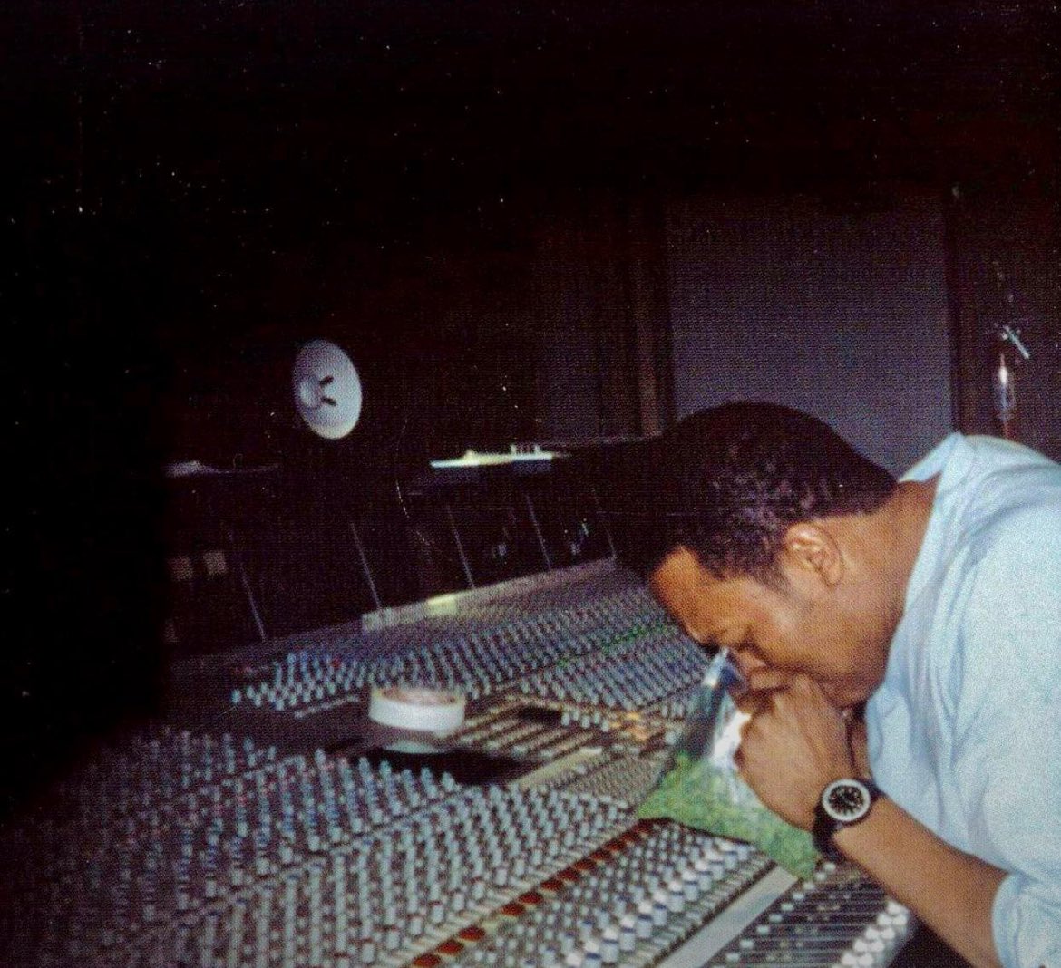 Weed_Twts's tweet image. I believe every stoner smells their bag of weed like this after every purchase.  Or, am I the only one?