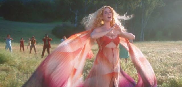 itsminatalina's tweet image. Never Really Over é basicamente meu mood diário. Sempre volta, nunca some. #NeverReallyOver