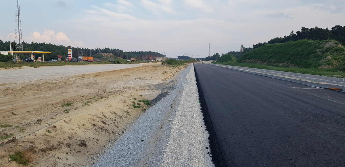tomkisielek's tweet photo. #DK25 #ObwodnicaBrzozy
Pierwszy asfalt na obwodnicy Brzozy. Wykonawca firma #intercor wykonuje odcinki próbne na drodze dojazdowej oraz na pasie przyszłej obwodnicy Brzozy.
📸Sołectwo Zielonka https://t.co/Pz1Cm3e9Jq