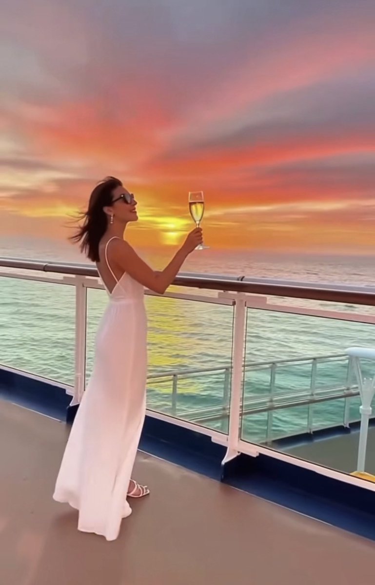 LadyCWine's tweet photo. When the horizon pours its golden glow… I raise a glass to it 🌅✨ 

Cheers to a sparkling September! 🤩🥂💛

#GoldenHour #SunsetLovers #OceanVibes #SeptemberVibes #KeepSparkling #SunsetWithBubbles #Cheers https://t.co/RKcIHETSU7