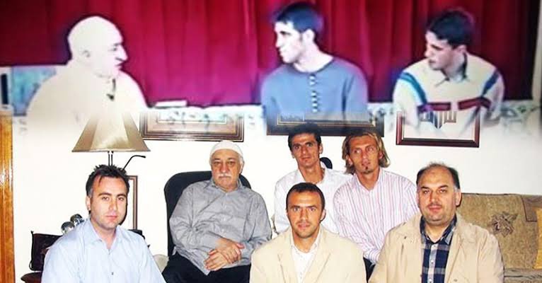 Seni sen yapan hocanla  ilgili hiç bir anını hiç bir fotoğrafını silmeni istemiyoruz. 

Geçmişini bilmeyenin geleceği olamazahewjejjeOrbÇajOehKaIeAeuNdjr
