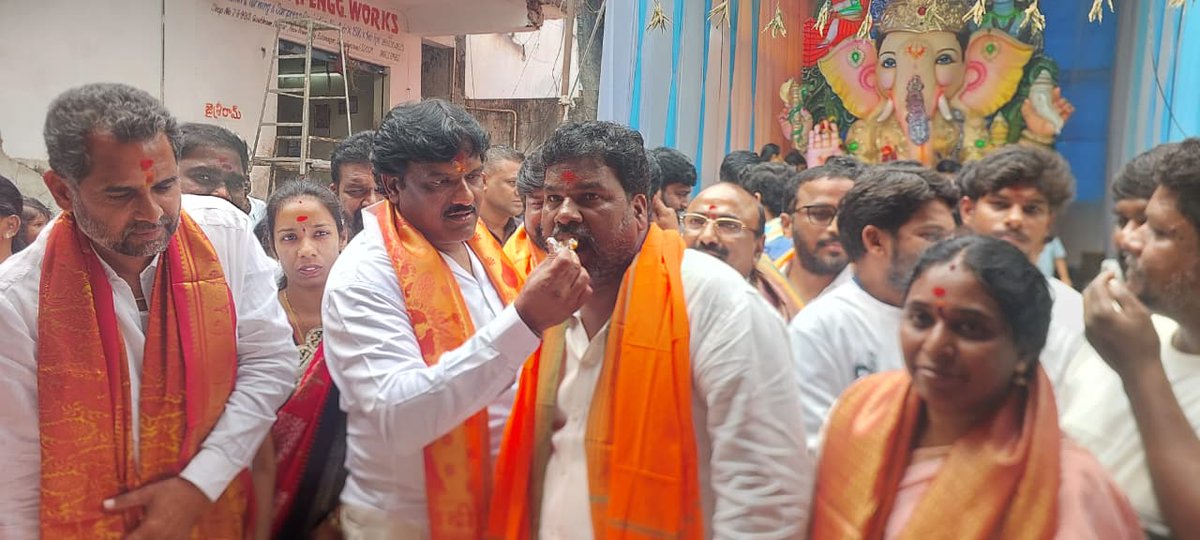 JSPTelangana's tweet image. జనసేన అధినేత, ఆంధ్రప్రదేశ్ రాష్ట్ర ఉప ముఖ్యమంత్రి శ్రీ @PawanKalyan గారి పుట్టిన రోజు సందర్భంగా ఈరోజు కూకట్ పల్లి నియోజకవర్గం ఫతేనగర్ లో ఘనంగా వేడుకలు నిర్వహించిన తెలంగాణ జనసేన నాయకులు శ్రీ భోగాది వెంకటేశ్వర రావు గారు.

ఈ కార్యక్రమంలో ముఖ్య అతిధులుగా పాల్గొని కేక్ కట్ చేసి…