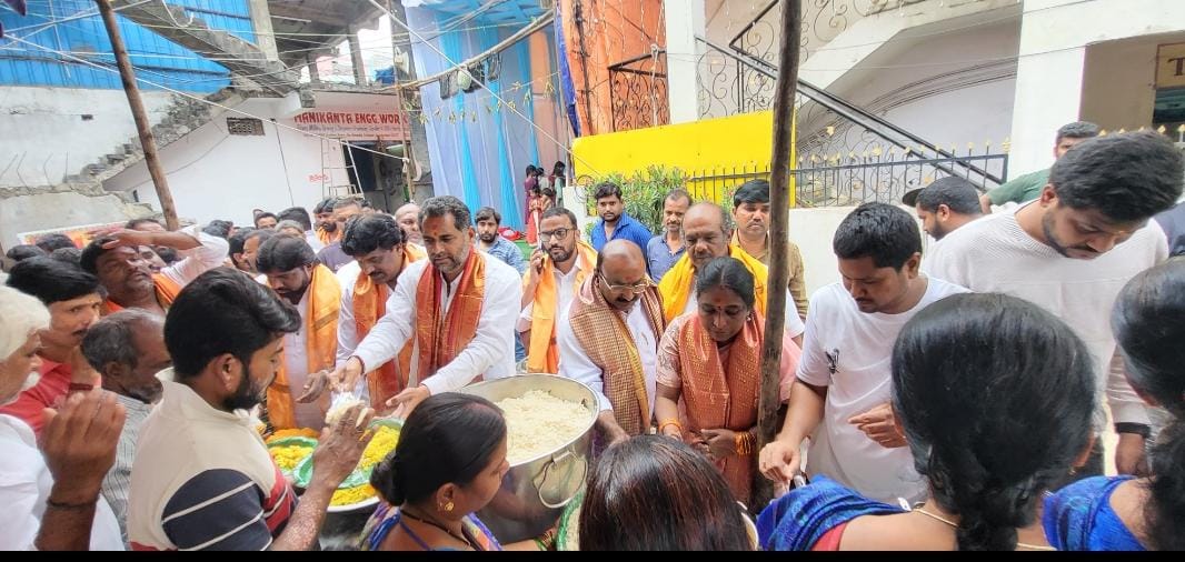 JSPTelangana's tweet image. జనసేన అధినేత, ఆంధ్రప్రదేశ్ రాష్ట్ర ఉప ముఖ్యమంత్రి శ్రీ @PawanKalyan గారి పుట్టిన రోజు సందర్భంగా ఈరోజు కూకట్ పల్లి నియోజకవర్గం ఫతేనగర్ లో ఘనంగా వేడుకలు నిర్వహించిన తెలంగాణ జనసేన నాయకులు శ్రీ భోగాది వెంకటేశ్వర రావు గారు.

ఈ కార్యక్రమంలో ముఖ్య అతిధులుగా పాల్గొని కేక్ కట్ చేసి…