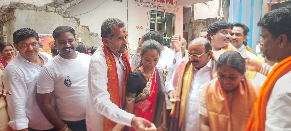 JSPTelangana's tweet image. జనసేన అధినేత, ఆంధ్రప్రదేశ్ రాష్ట్ర ఉప ముఖ్యమంత్రి శ్రీ @PawanKalyan గారి పుట్టిన రోజు సందర్భంగా ఈరోజు కూకట్ పల్లి నియోజకవర్గం ఫతేనగర్ లో ఘనంగా వేడుకలు నిర్వహించిన తెలంగాణ జనసేన నాయకులు శ్రీ భోగాది వెంకటేశ్వర రావు గారు.

ఈ కార్యక్రమంలో ముఖ్య అతిధులుగా పాల్గొని కేక్ కట్ చేసి…