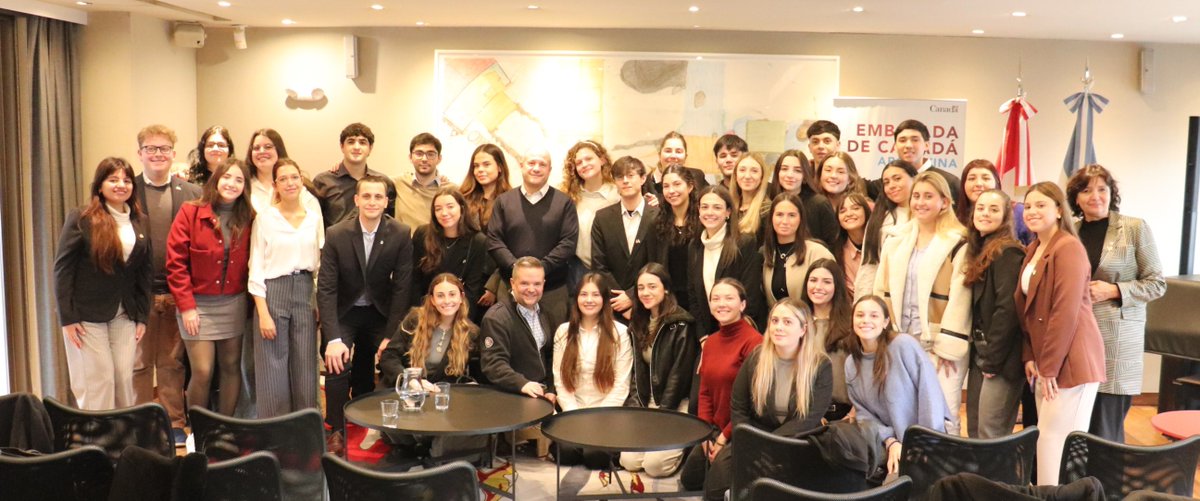 EmbCanArgentina's tweet photo. 🎓 Hoy tuvimos la grata visita de un grupo de estudiantes del último año de la licenciatura en Relaciones Internacionales de la @UCCoficial, quienes compartieron una charla distendida con el embajador Stewart Wheeler. https://t.co/Dif6iBwW2g
