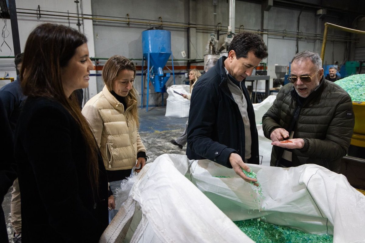 La Fuerza de la Producción 💪🏽🏭

Con <a href="/wadodecorrido/">Wado de Pedro 🇦🇷</a>, <a href="/Soltischik/">Sol Tischik</a> y <a href="/fotermin/">Federico Otermín</a>, en el Día de la Industria, estuvimos en Eva Green con industriales lomenses 🙌🏽 una empresa local que fabrica suelas y suecos con material de plástico reciclado. Nos encontramos con Fernando, el dueño, y