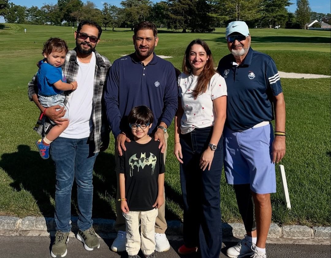 itzyash07's tweet image. Latest click of MS Dhoni from USA 💛