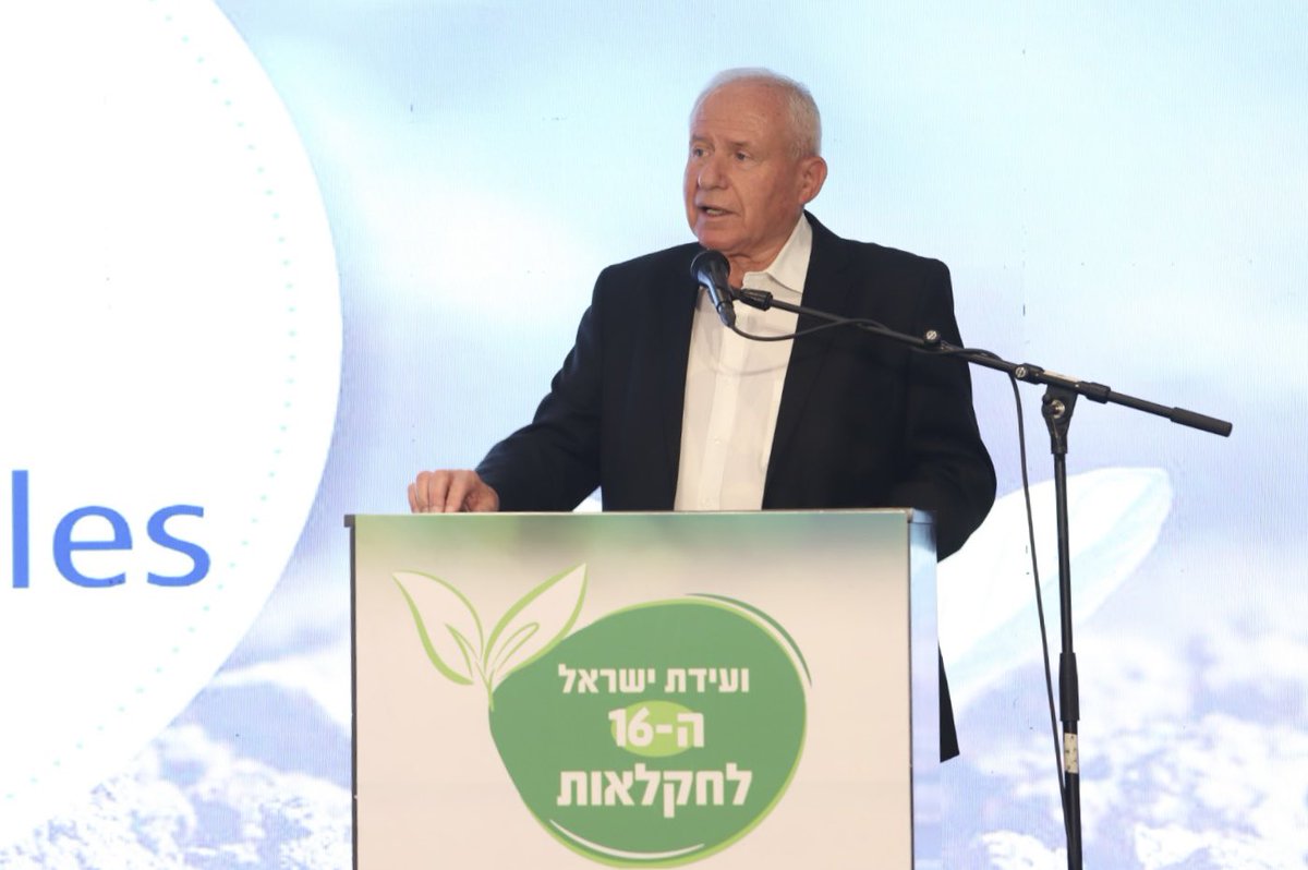 AgricultureGov's tweet image. שר החקלאות וביטחון המזון, חה״כ אבי דיכטר, בוועידת ישראל לחקלאות: "אנחנו אחרי שנתיים מהקשות שידעה החקלאות הישראלית. החקלאים נפגעו, אבל לא עצרו.
כדי להבטיח ודאות בענף, עלינו להסתכל רחוק. הבצורת מחייבת היערכות, והאבסורד הוא שלמדינה יש עודפי מים והיא לא מספקת אותם לחקלאות.״